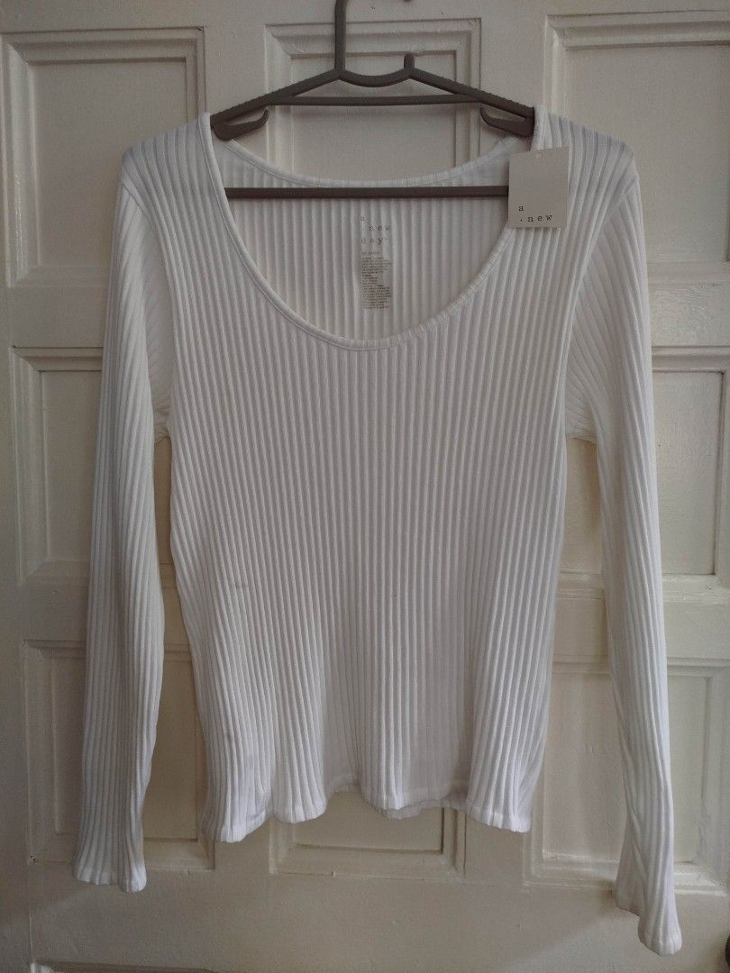 A new day white long sleeves (Category: Longsleeves) located in Las Pinas. Submitted by wisedragon-84af (Listing ID 1464771695, Image 1). Description: .