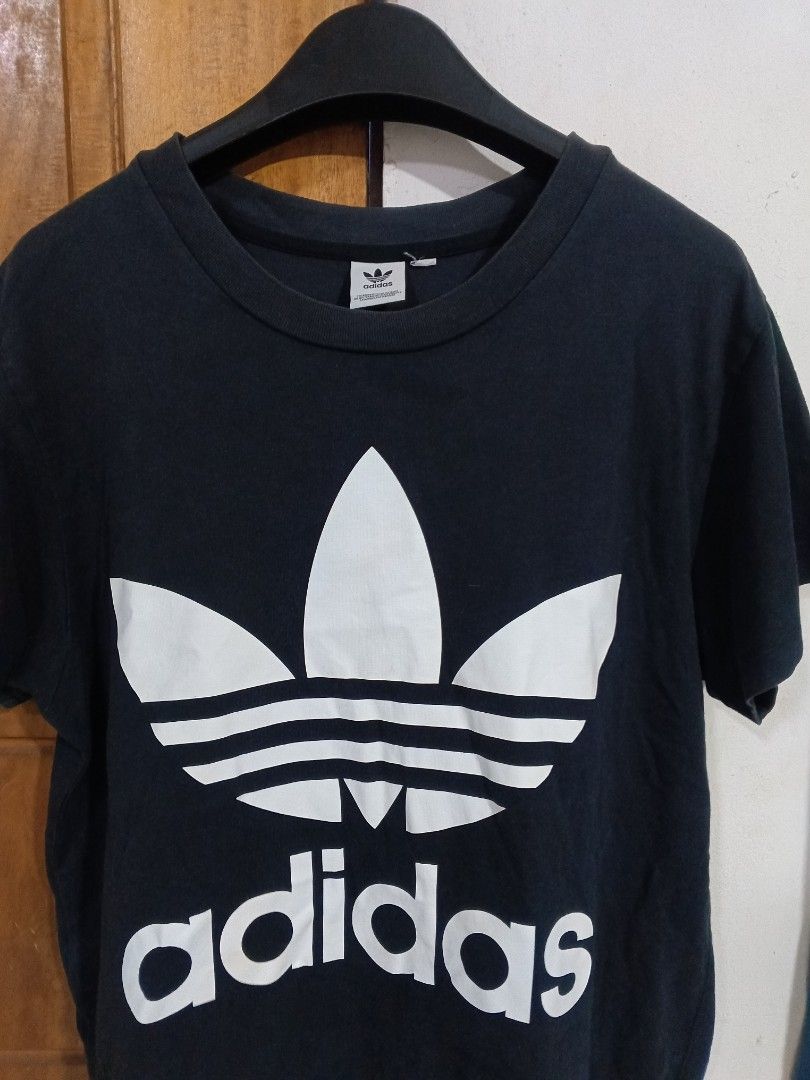 Adidas Big Logo (Category: Tshirts & Polo Shirts ) located in Cebu City. Submitted by authenticgrids (Listing ID 1464864843, Image 2). Description: A D I D A S ✅ TREFOIL LOGO 👟 Excellent Condition ✨ Color: Black 9.5/10 Color Rate Issue/s: None Size : L Best Fit : Medium - L Dimensions: Width 22 inches Length 29 inches.