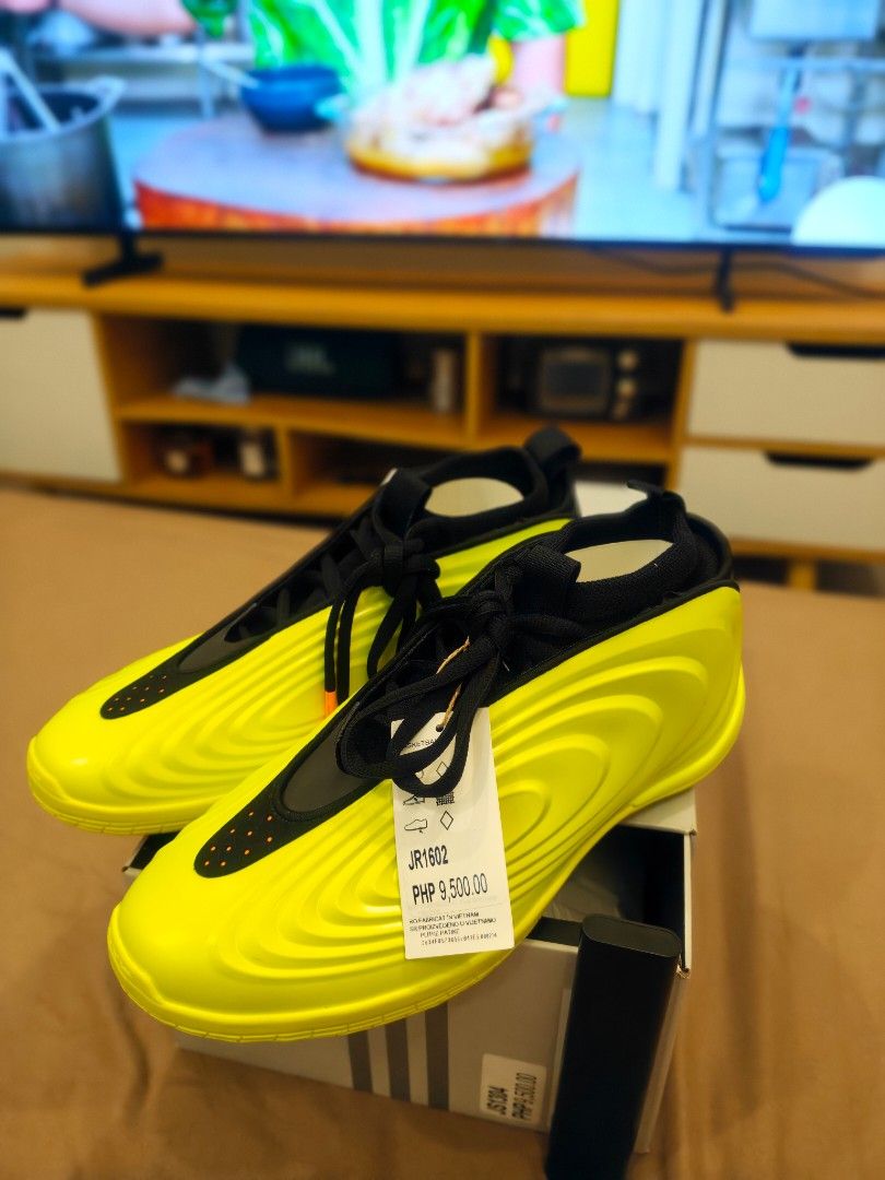 Adidas harden vol 10 supernova (Category: Sneakers) located in Malabon City. Submitted by neon.neon2 (Listing ID 1464889889, Image 1). Description: Selling 7.5k only firm adidas harden vol 10 supernova as new smells new used once only on gym for 20 mins only srp 9.5k size 10.5 replacement box only included kindly message me if interested thankyou admin lalamove ready anytime open for shipping via lbc or j&t for meet up camanava area or manila.