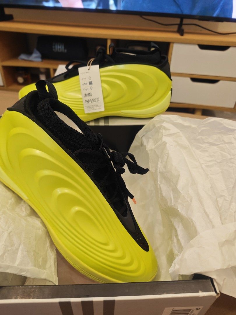 Adidas harden vol 10 supernova (Category: Sneakers) located in Malabon City. Submitted by neon.neon2 (Listing ID 1464889889, Image 3). Description: Selling 7.5k only firm adidas harden vol 10 supernova as new smells new used once only on gym for 20 mins only srp 9.5k size 10.5 replacement box only included kindly message me if interested thankyou admin lalamove ready anytime open for shipping via lbc or j&t for meet up camanava area or manila.