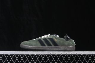 (Category: ) located in . Submitted by outlet.sneaker.shop (Listing ID 1464778063, Image 1). Description: .