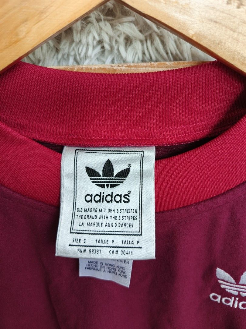 ADIDAS VINTAGE CREWNECK (Category: Activewear) located in Baguio. Submitted by akiko2600 (Listing ID 1464830045, Image 2). Description: ADIDAS VINTAGE CREWNECK M-L ( 22 X 29 ) GOOD AS NEW 880.