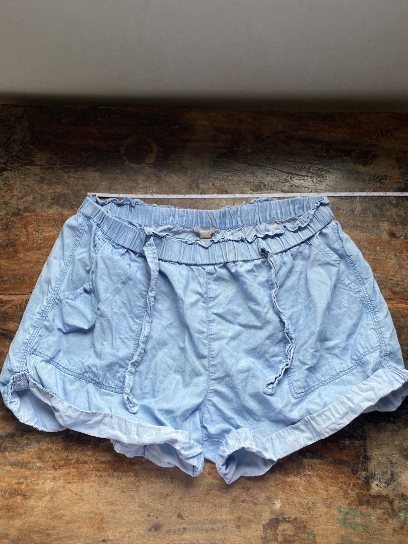 Aerie Light Blue Chambray Drawstring Shorts Size L (Category: Shorts) located in Pulupandan. Submitted by pointyspoon (Listing ID 1464826297, Image 1). Description: - Brand: Aerie - Size: L - Color: Light blue denim chambray - Waist: Elastic waistband with adjustable drawstring tie - Details: Front utility pockets and folded rolled cuffs - Fit: Lightweight and relaxed - Condition: Excellent.