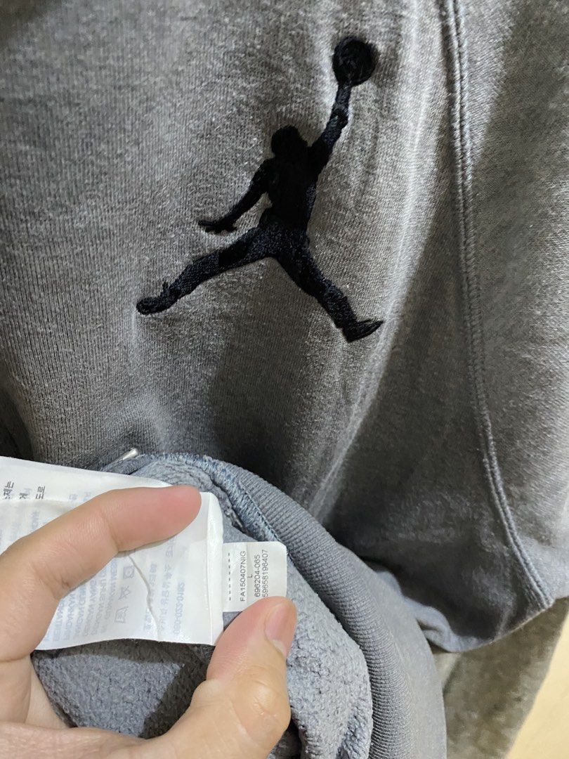 Air Jordan varsity jacket (Category: Coats, Jackets and Outerwear) located in Baguio. Submitted by gama_apparel (Listing ID 1464871567, Image 3). Description: Legit Size m-Large Dimes L27x22Aw Colorrate 9.5/10 Excellent condi.