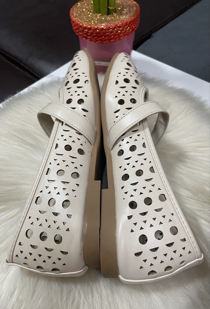ALAIA Paris Doll Shoes (Category: Flats & Sandals) located in Mandaue City. Submitted by ludz_0246 (Listing ID 1464923629, Image 3). Description: With Box Size 9/39 25cm In Biege Coded No flaw .