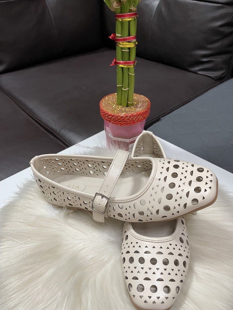 ALAIA Paris Doll Shoes (Category: Flats & Sandals) located in Mandaue City. Submitted by ludz_0246 (Listing ID 1464923629, Image 2). Description: With Box Size 9/39 25cm In Biege Coded No flaw .
