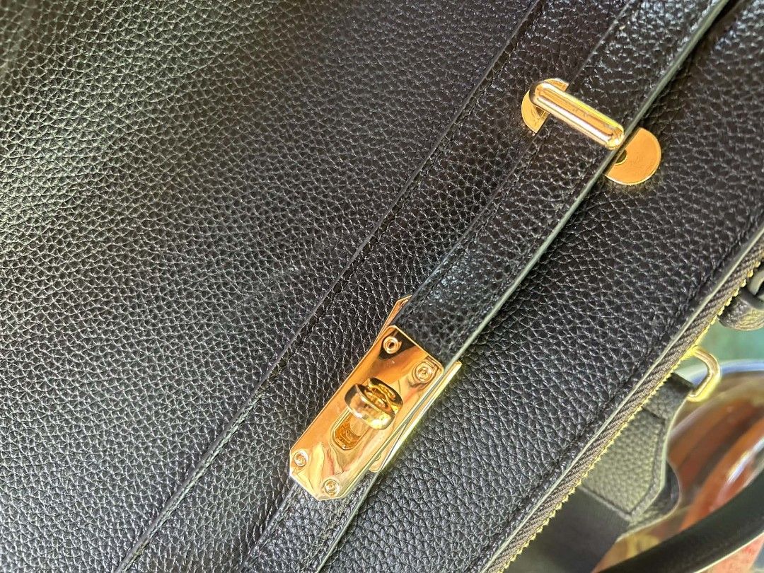 ALBERTO BAG (Category: Cross-body Bags) located in Cebu City. Submitted by mjuntilla (Listing ID 1464783240, Image 3). Description: Like new , with dustbag..