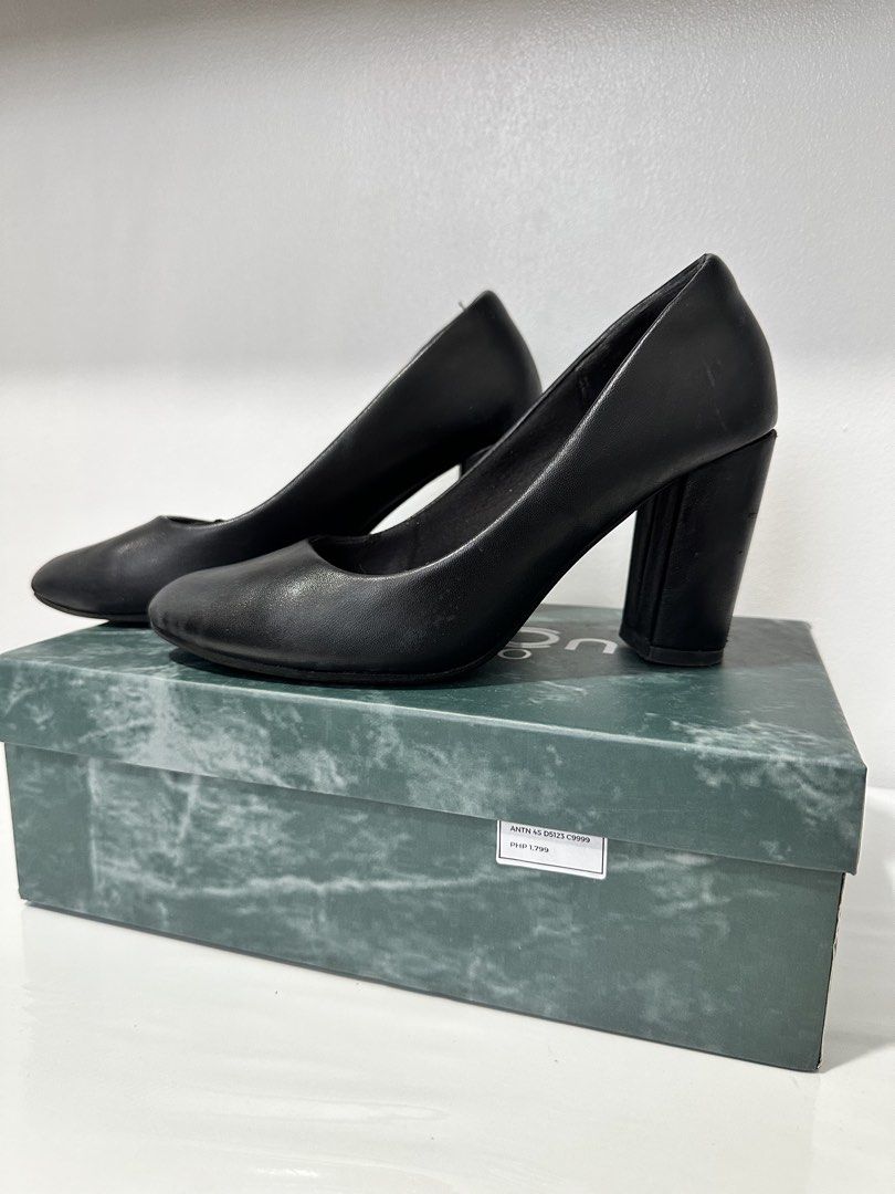 Alberto Black shoes 4” heels (Category: Heels) located in Pasay City. Submitted by crewonthego (Listing ID 1464876002, Image 2). Description: Selling my Alberto Black shoes 4 inches heels for only 350 pesos. Good as new with box and dust bag. Onting black polish lng mukang brand new na. I got this for 1,799 pesos. Size 37 RFS: bought a new one.