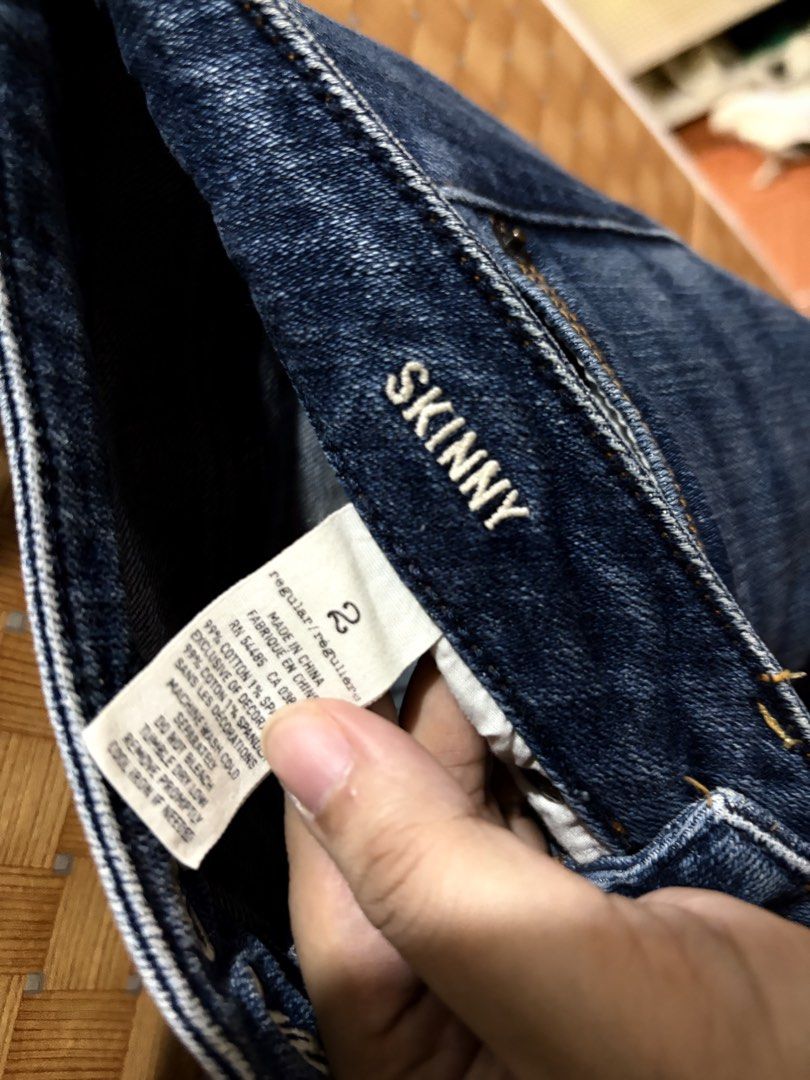 American Eagle Stretch Skinny Jeans Size 2 (Category: Jeans) located in Pangil. Submitted by chel_anne (Listing ID 1464844194, Image 3). Description: - Brand: American Eagle - Style: Skinny fit with stretch material for comfort - Size: 2 Regular - Color: Dark wash blue - Details: Classic five-pocket design, contrast stitching, back pocket embroidery, and leather brand patch - Condition: Well-maintained and ready to wear.