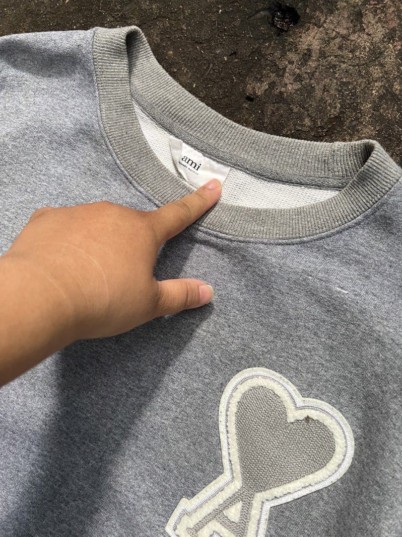 AMI Paris Ami de Coeur Knitted Patch Sweatshirt (Category: Luxury Apparel) located in Dapitan. Submitted by gelbread (Listing ID 1464820112, Image 3). Description: .