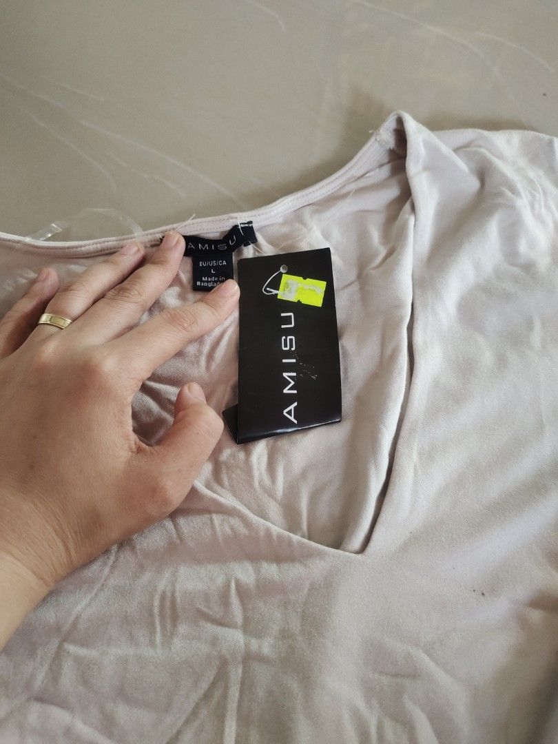 Amisu V neck shirt (Category: Shirts) located in Aliaga. Submitted by kmapparel (Listing ID 1464778297, Image 2). Description: .