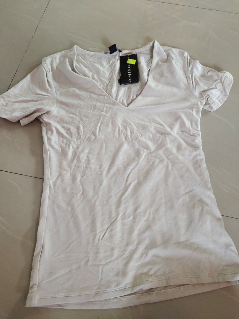 Amisu V neck shirt (Category: Shirts) located in Aliaga. Submitted by kmapparel (Listing ID 1464778297, Image 1). Description: .