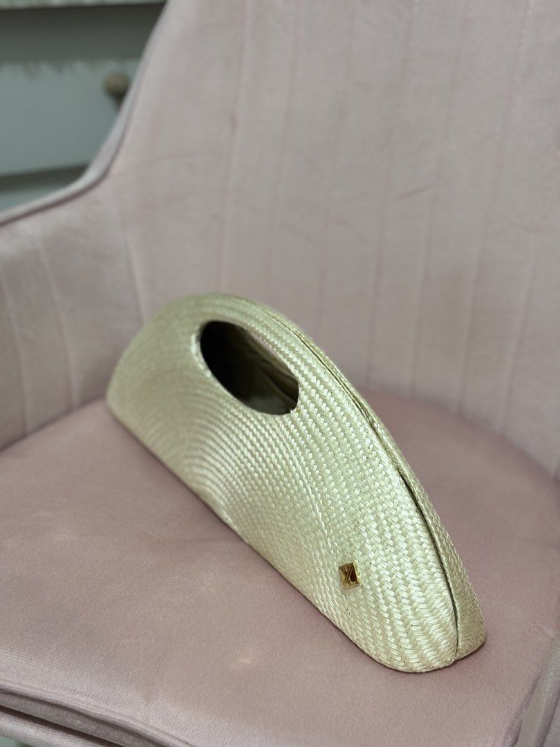 Aranaz Amor 2 Mini Seashell White Bag (Category: Beach Bags) located in Manila. Submitted by thedressobsessed (Listing ID 1464780119, Image 2). Description: don’t waste my time or you’ll be blocked 👋🏼 the birkin of aranaz 🙈 a cute statement piece that’s really hard to get! used once. comes with its original dust bag all actual pics are posted shipping via j&t or lalamove ❗️ ALL SALES ARE FINAL. NO CANCELLATIONS, RETURNS, REFUNDS, OR EXCHANGES 