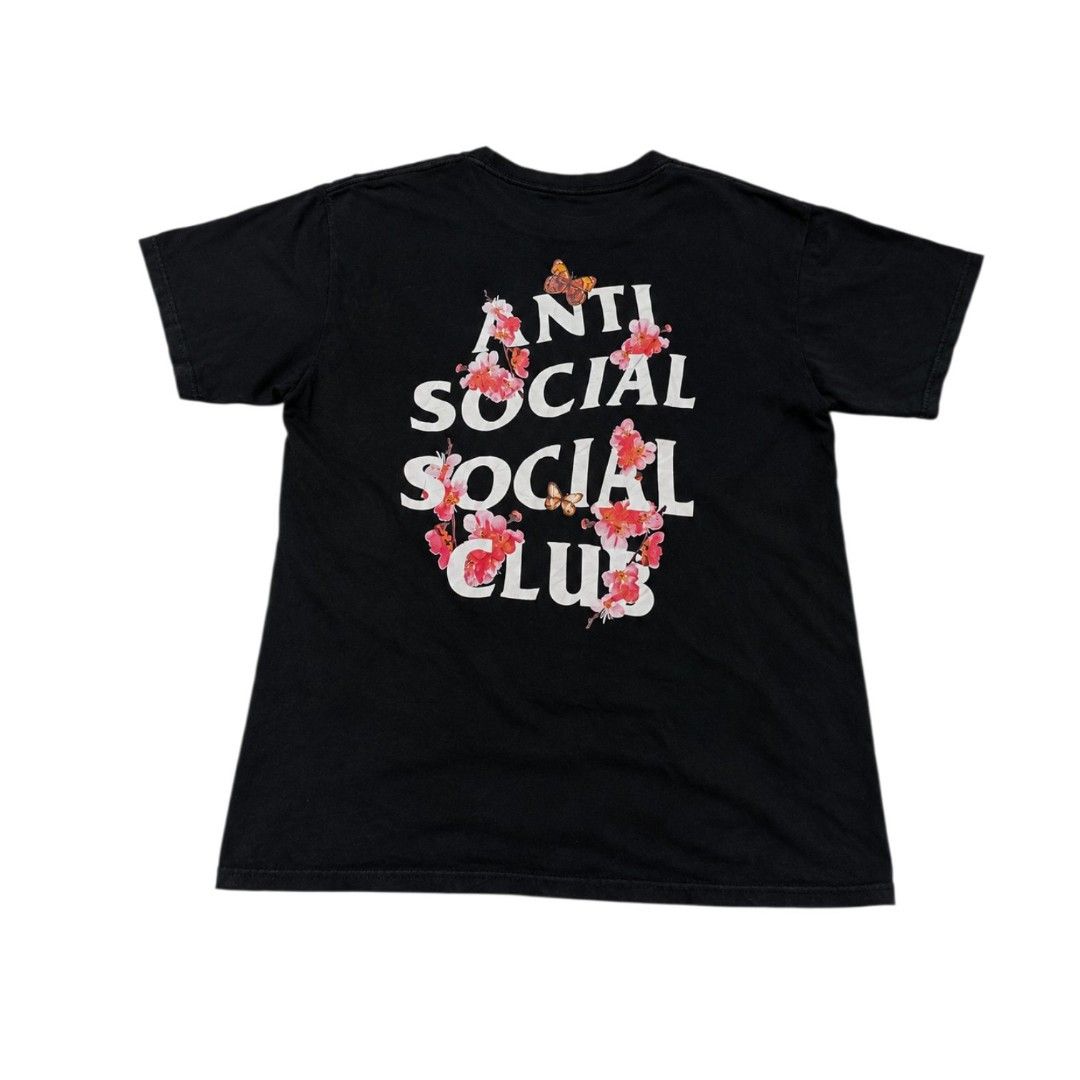 Assc / supreme aspack (Category: Tshirts & Polo Shirts ) located in Naga. Submitted by just_thrift2.0 (Listing ID 1464933827, Image 2). Description: supreme 20x26 large on tag no issue assc medium on tag 19.5x27 no issue.