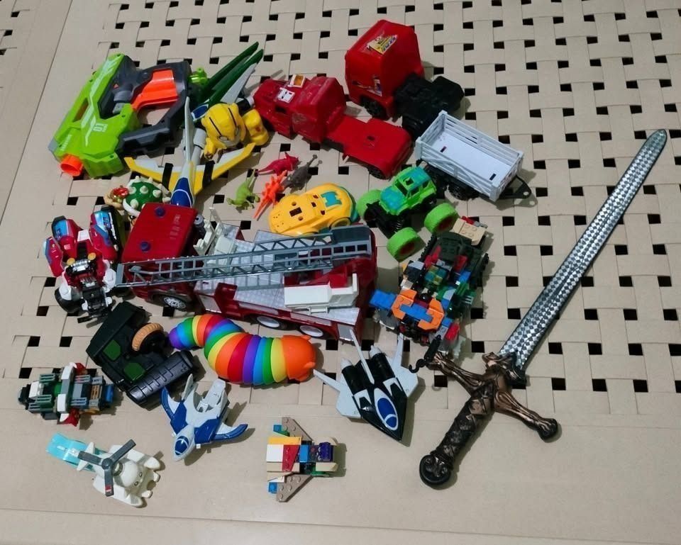 Assorted Toy Bundle: Cars, Robots, Sword, and More! (Category: Action & Battle Toys) located in San Pedro. Submitted by leviandmillie (Listing ID 1464957078, Image 1). Description: ‼️PICK UP ONLY‼️ ‼️Kindly read all the information.‼️ 💰 Price: ₱250 🧺 Condition: Pre-loved but clean and ready to play 🧸 What's Included: 🧱 LEGO-style builds (robot/vehicle types) 🚒 Large fire truck with extendable ladder 🔫 Green toy blaster/gun 🦖 Mini dinosaur/
