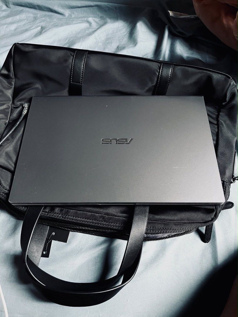 ASUS VivoBook X409FL (Category: Laptops & Notebooks) located in Manila. Submitted by deiniel_crystal (Listing ID 1464964778, Image 1). Description: Minimal dent, scratches and and minimal line in LCD.