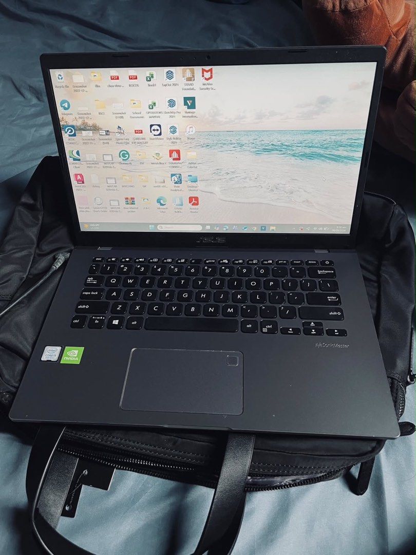 ASUS VivoBook X409FL (Category: Laptops & Notebooks) located in Manila. Submitted by deiniel_crystal (Listing ID 1464964778, Image 2). Description: Minimal dent, scratches and and minimal line in LCD.