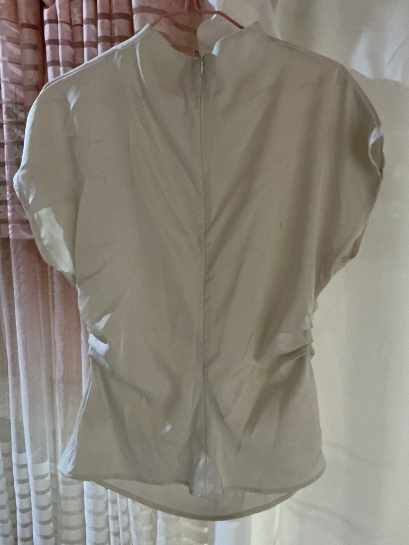 asymmetrical high neck top (Category: Sleeveless) located in Ozamiz City. Submitted by el.dmn (Listing ID 1464816429, Image 2). Description: In very good condition & just needs to be ironed. No flaws. Size medium but fits M-L best! Would rather keep than sell low. can be delivered via lbc or pickup or meetup in ozamiz area .