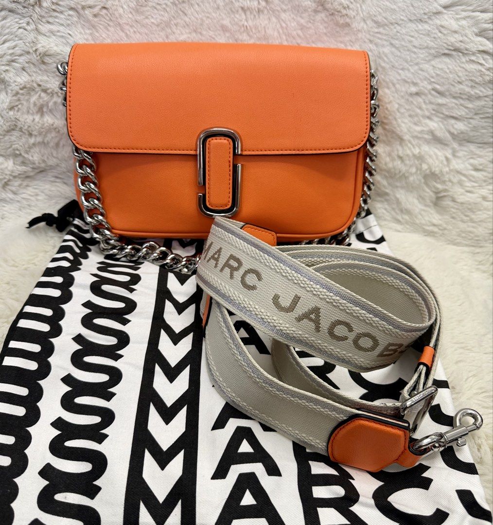Authentic Marc Jacobs Two Way Leather Sling Bag (Category: Cross-body Bags) located in Manila. Submitted by mrsmdxbseller (Listing ID 1464911004, Image 1). Description: .