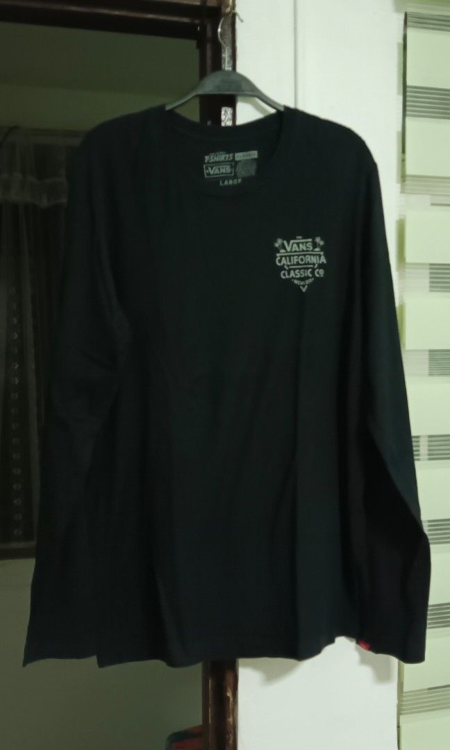 Authentic Vans California Long Sleeve (Size L) (Category: Tshirts & Polo Shirts ) located in Calamba. Submitted by gneapsektor (Listing ID 1464913052, Image 1). Description: 100% Original Vans Apparel (US Thrift) Design: California Classic design with large backprint (backhit). Size: Men's Large (L) Condition: 9/10. Fresh fabric, deep black color, no holes. Minor natural print fade for vintage look. Authenticity: Printed neck tag (RN# 96277) + or