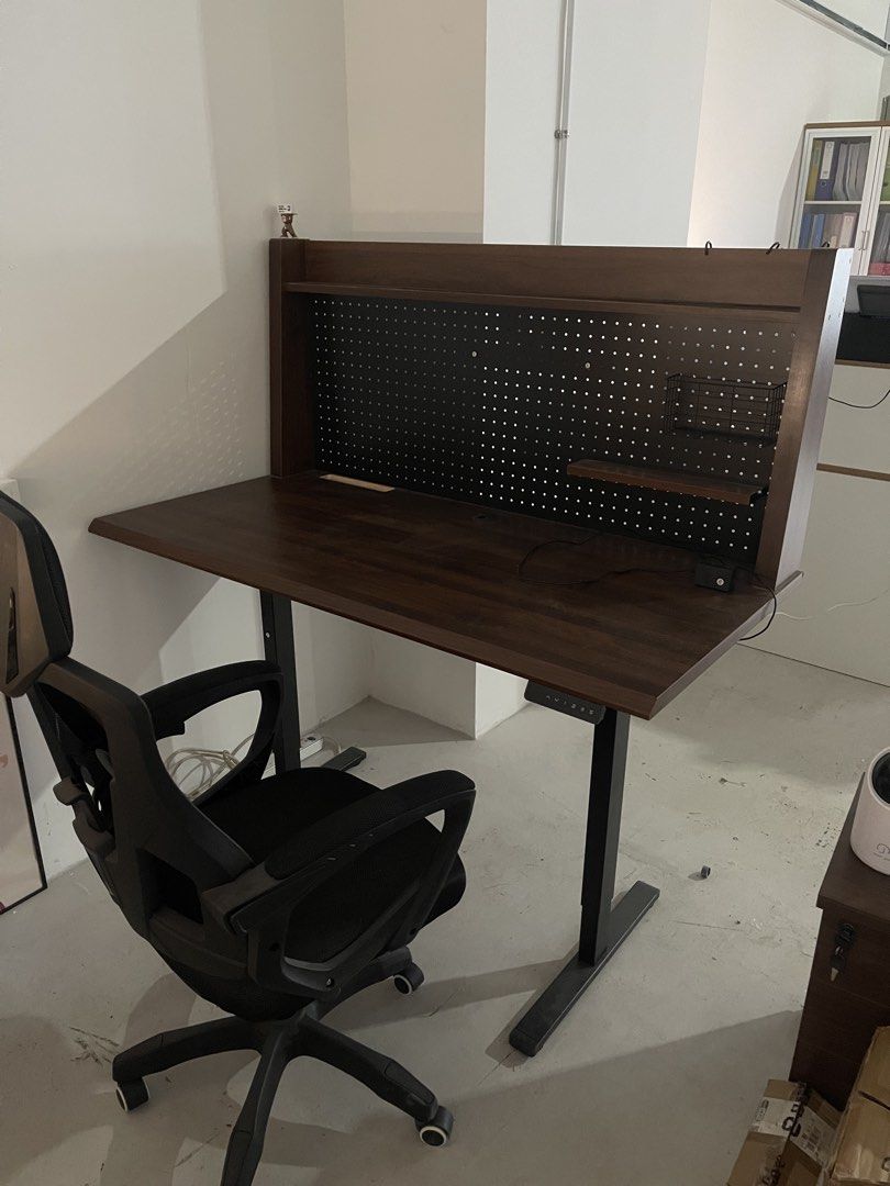 Auto computer table (Category: Tables & Sets) located in Singapore. Submitted by ezshopcare (Listing ID 1464606088, Image 1). Description: Electrical Auto lift up &down table Length 140cm Width 60 cm Height 70cm -125cm Chair $30 Delivery fee $50（if need).