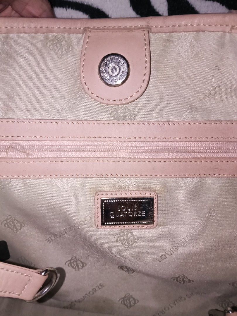 bag (Category: Luxury Bags & Wallets) located in Manila. Submitted by pagodnicole50491 (Listing ID 1464837255, Image 3). Description: .