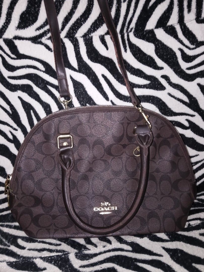 bag (Category: Luxury Bags & Wallets) located in Manila. Submitted by pagodnicole50491 (Listing ID 1464839110, Image 3). Description: .