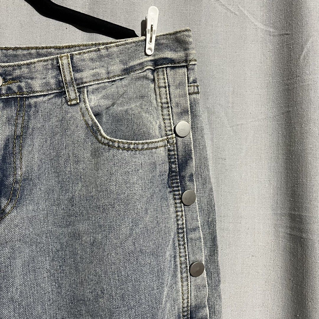 Baggy Denim Jeans (Category: Jeans) located in Tanjay. Submitted by febmarie (Listing ID 1464851097, Image 2). Description: Button design on the sides 📍 Negros Oriental 📦 J&T — SF c/o buyer.