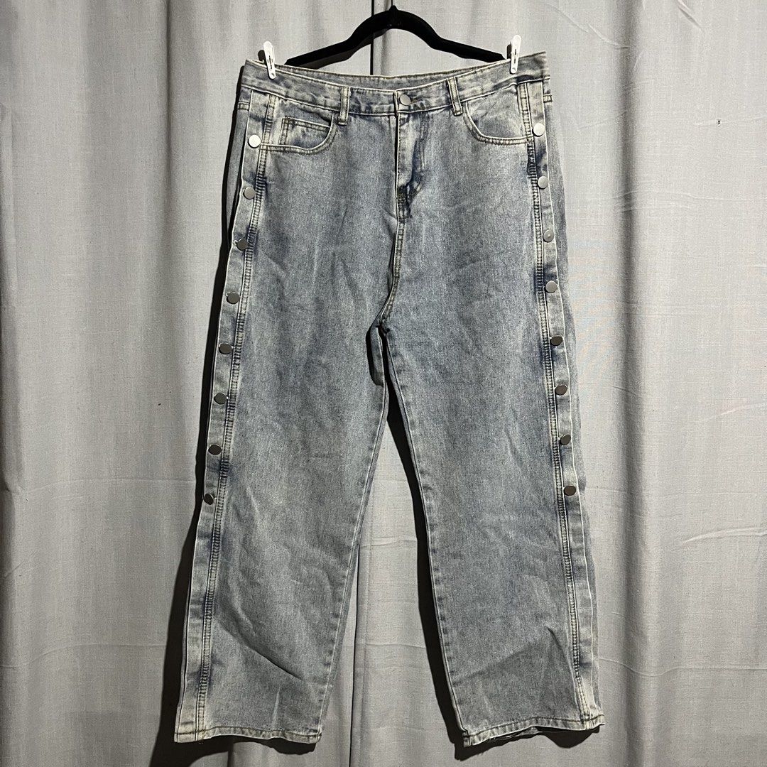 Baggy Denim Jeans (Category: Jeans) located in Tanjay. Submitted by febmarie (Listing ID 1464851097, Image 1). Description: Button design on the sides 📍 Negros Oriental 📦 J&T — SF c/o buyer.