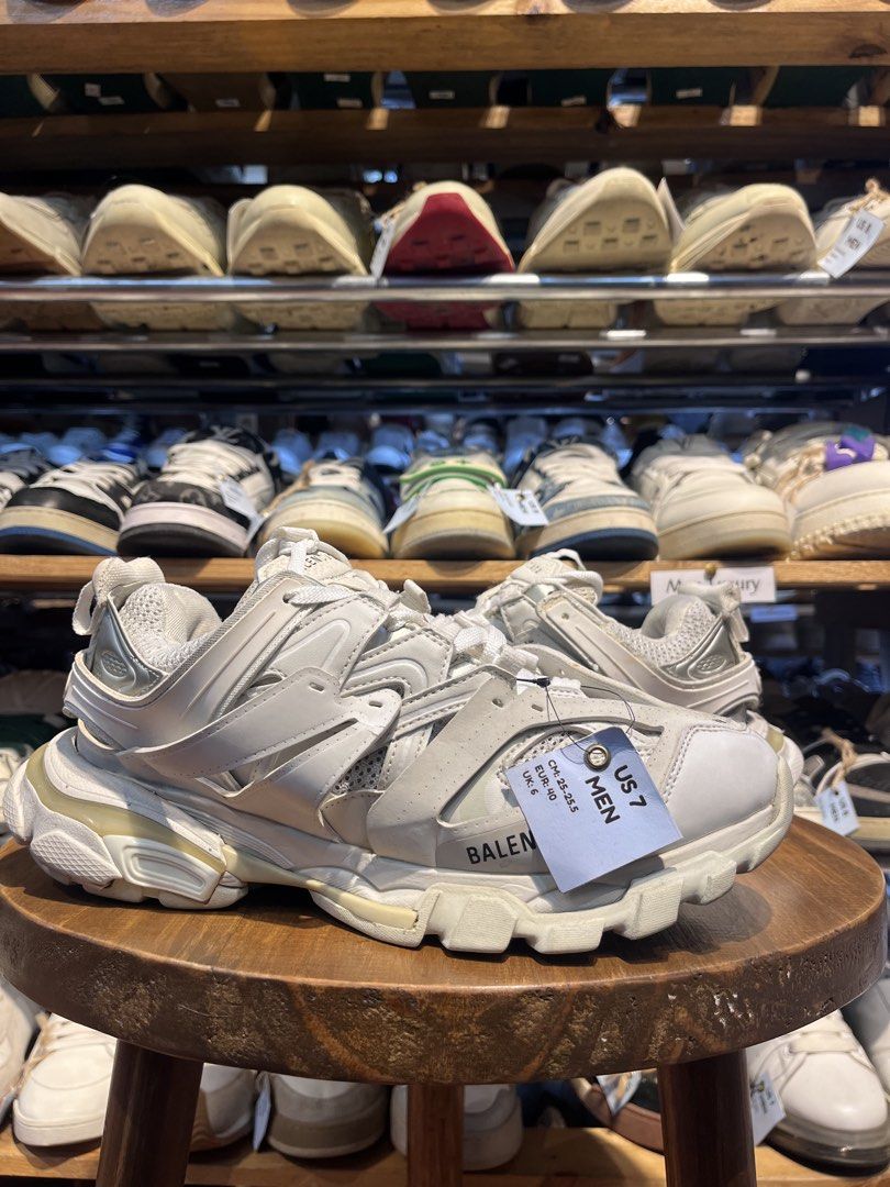 BALENCIAGA 25.5cm (Category: Casual Shoes) located in Baguio. Submitted by shoelux (Listing ID 1464842550, Image 1). Description: .