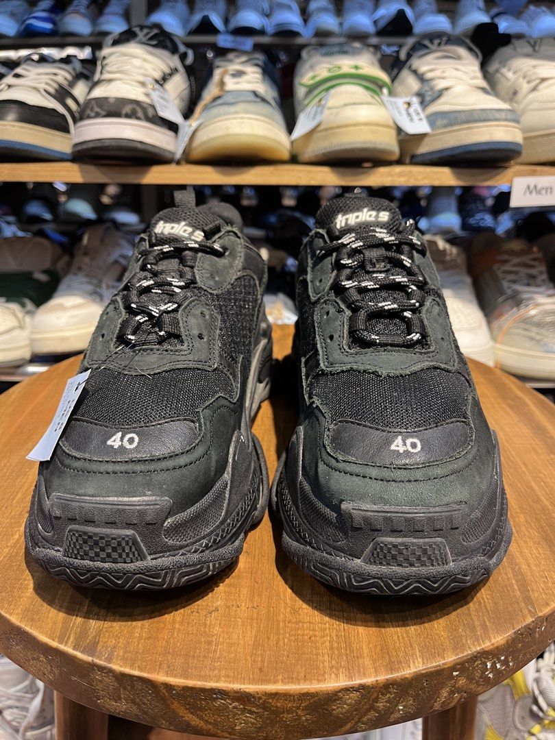 BALENCIAGA 26.5cm (Category: Casual Shoes) located in Baguio. Submitted by shoelux (Listing ID 1464844176, Image 2). Description: .