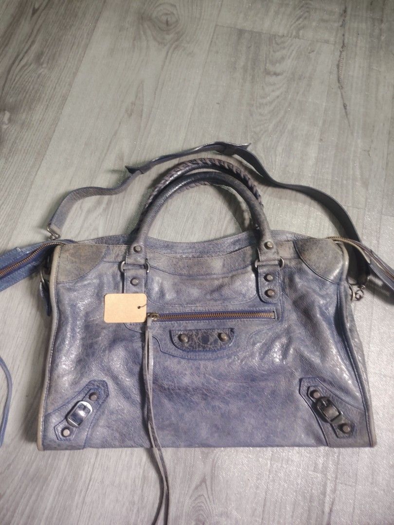 BALENCIAGA CITY (Category: Shoulder Bags) located in Manila. Submitted by del96 (Listing ID 1464778390, Image 2). Description: Issue medyo faded ang kulay Missing mirror at silver plate pero good pnamn ang bag Slightly Nego.