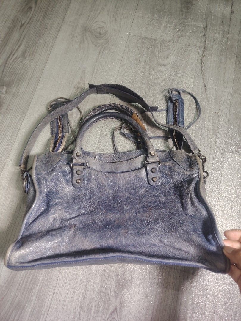 BALENCIAGA CITY (Category: Shoulder Bags) located in Manila. Submitted by del96 (Listing ID 1464778390, Image 3). Description: Issue medyo faded ang kulay Missing mirror at silver plate pero good pnamn ang bag Slightly Nego.