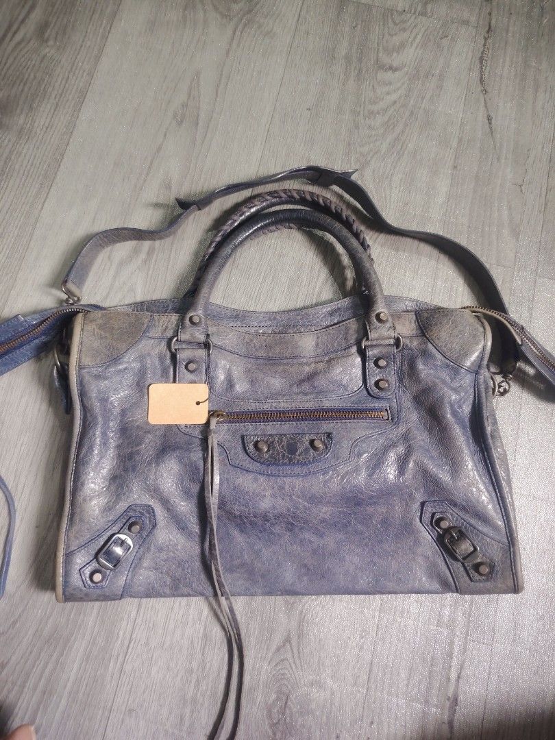 BALENCIAGA CITY (Category: Shoulder Bags) located in Manila. Submitted by del96 (Listing ID 1464778390, Image 1). Description: Issue medyo faded ang kulay Missing mirror at silver plate pero good pnamn ang bag Slightly Nego.