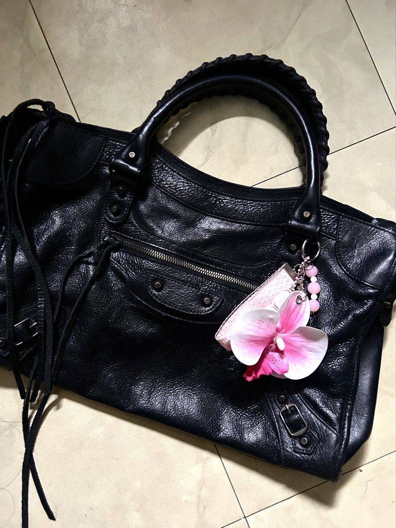 balenciaga city bag (Category: Shoulder Bags) located in Quezon City. Submitted by girlonxans (Listing ID 1464815549, Image 2). Description: SUPER NICE UGHH, would keep if no one buys 🪽 super black in person w silver hardware ! NO ISSUE 🤍 ykk zipper ! 📍 Quezon City, Mnl 🚚 Jnt/Lalamove - buyers must shoulder the fee .