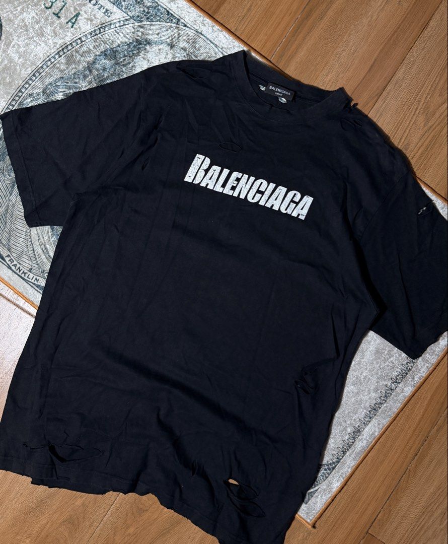 Balenciaga distress (Category: Luxury Apparel) located in Candelaria. Submitted by ballerthrift796 (Listing ID 1464886604, Image 1). Description: Balenciaga distressed No issue Good condition W-23 L-30 .