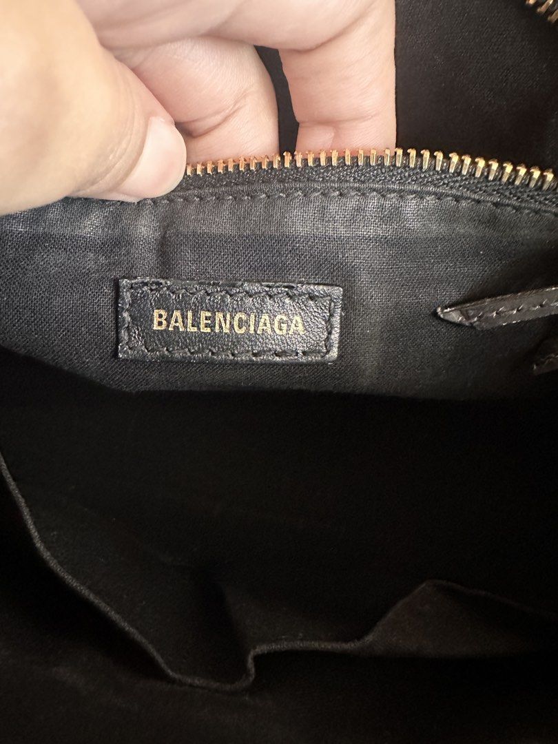 Balenciaga Small City Croc embossed (Category: Luxury Bags & Wallets) located in Manila. Submitted by bduchess (Listing ID 1464801836, Image 2). Description: Balenciaga Metallic Edge Croc embossed Small comes with dustbag, cards, strap and mirror. In good well loved condition. With Legitgrails authentication Slightly nego. Low ballers will be ignored.