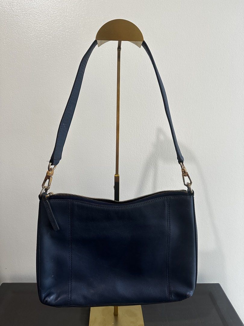 Beanpole Shoulder Bag (Category: Shoulder Bags) located in Pasay City. Submitted by threeseventrading (Listing ID 1464791965, Image 2). Description: Beanpole Shoulder Bag Dark blue color Signs of usage evident No major flaw.