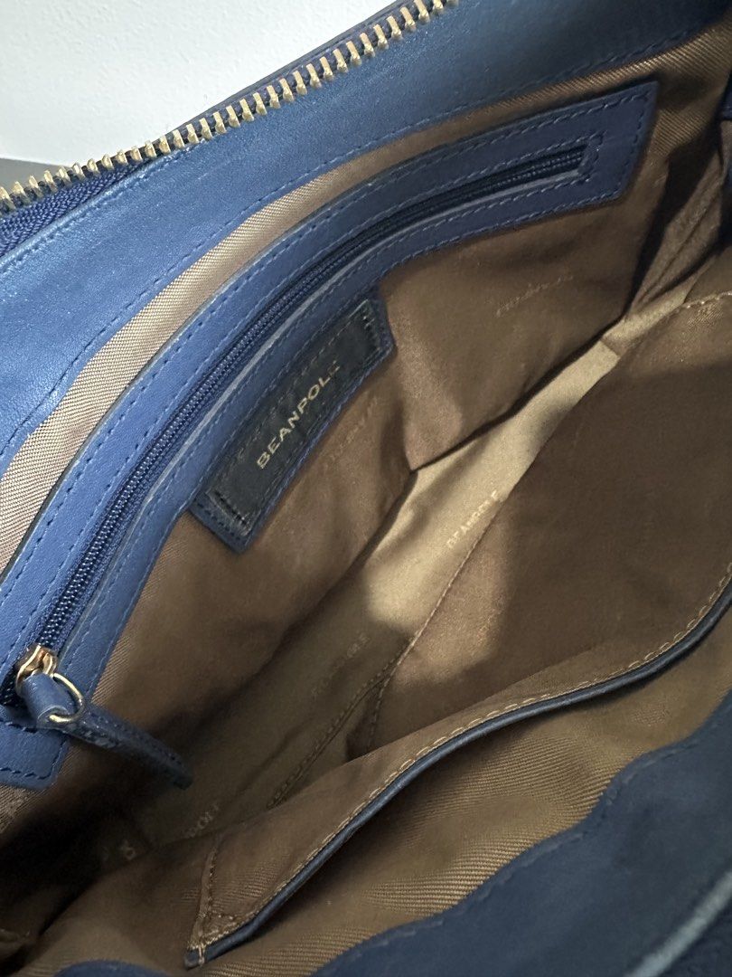 Beanpole Shoulder Bag (Category: Shoulder Bags) located in Pasay City. Submitted by threeseventrading (Listing ID 1464791965, Image 3). Description: Beanpole Shoulder Bag Dark blue color Signs of usage evident No major flaw.