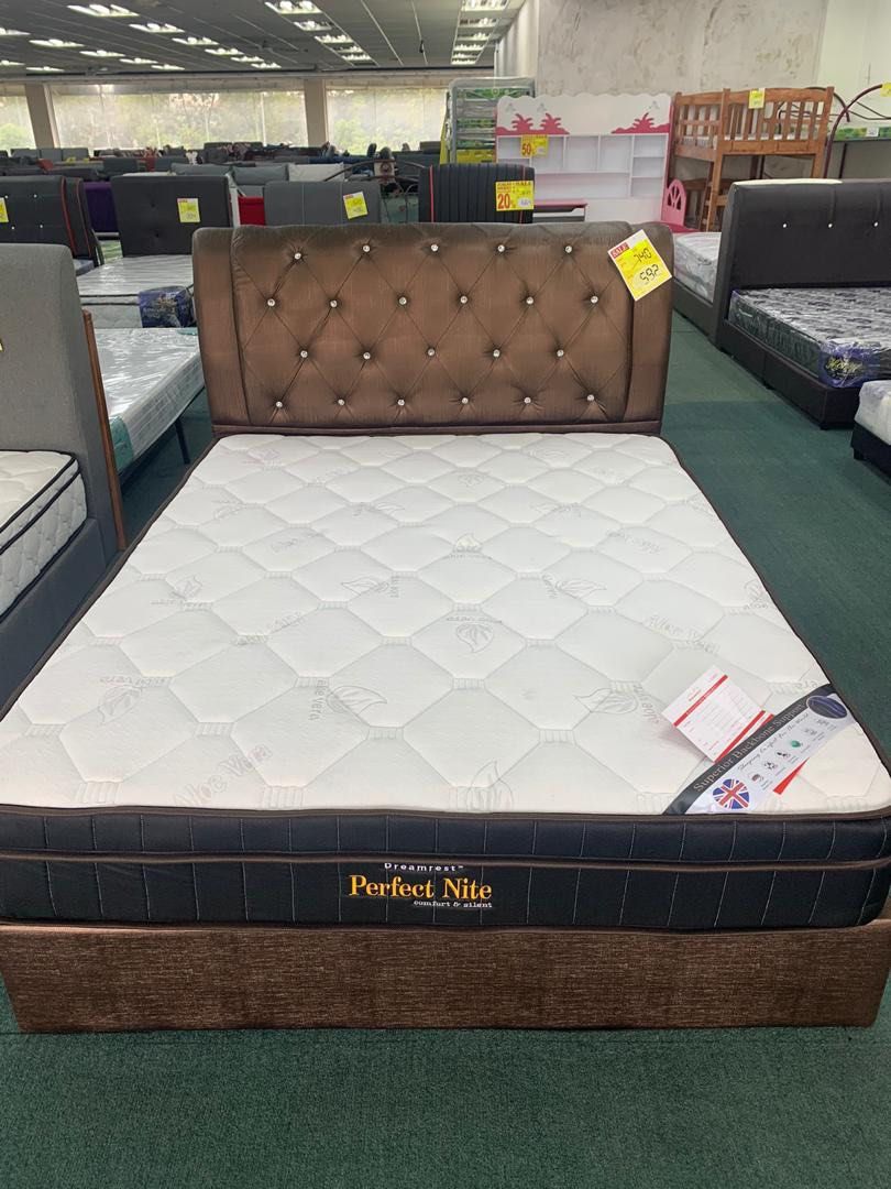 Bed frame (Category: Bed Frames & Mattresses) located in Kajang. Submitted by 24_movement (Listing ID 1464906951, Image 1). Description: - Complete Dreamrest Perfect - Elegant brown upholstered headboard featuring classic diamond button tufting - Solid and sturdy brown foundation for long-lasting support - Ideal upgrade and ready for setup in any master bedroom.