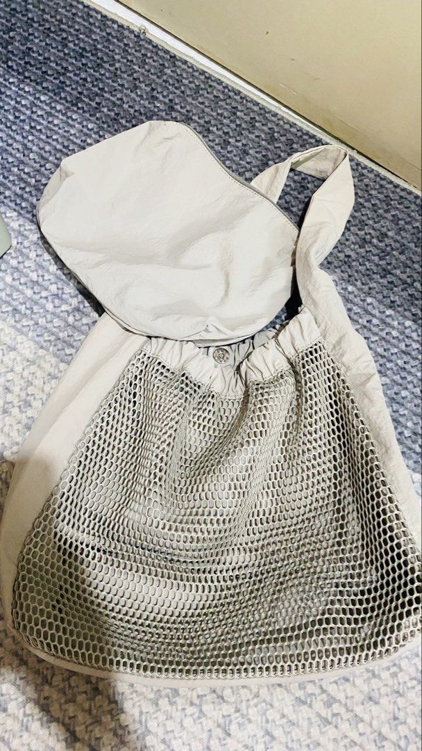 Beige Mesh Shoulder Bag Tote (Category: Shoulder Bags) located in Santiago. Submitted by kjuvieann39 (Listing ID 1464802714, Image 2). Description: - Color: Beige - Material: Soft fabric with a trendy front mesh overlay - Features: Top flap with a secure zipper pocket - Straps: Comfortable fabric shoulder straps - Best for: Daily errands, grocery runs, or beach trips - Condition: Clean and ready to ship or meet up.