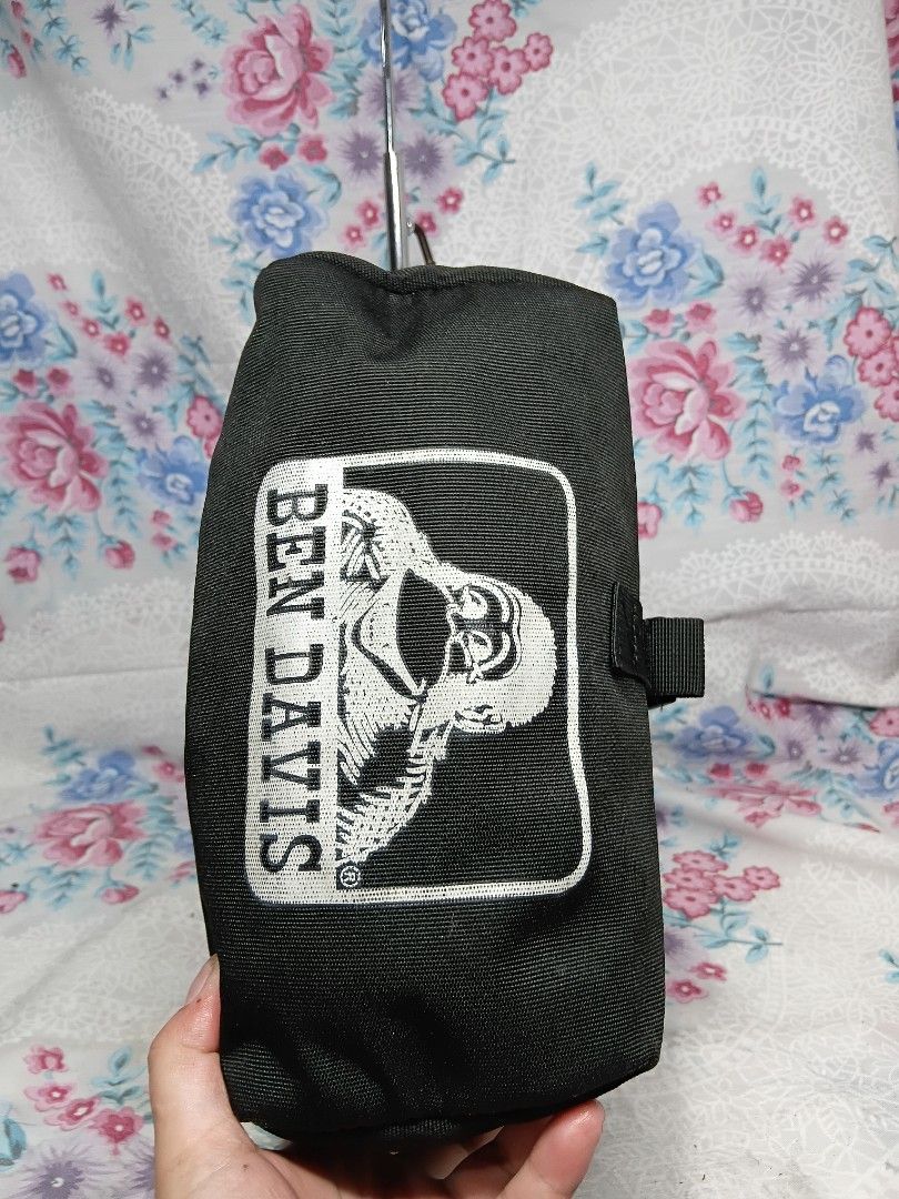 BEN DAVIS MESSENGED BAG (Category: Sling Bags) located in General Mariano Alvarez. Submitted by adonid (Listing ID 1464789283, Image 3). Description: BEN DAVIS MESSENGED BAG GOOD CONDITION NORMAL SIGN USAGE ONLY.