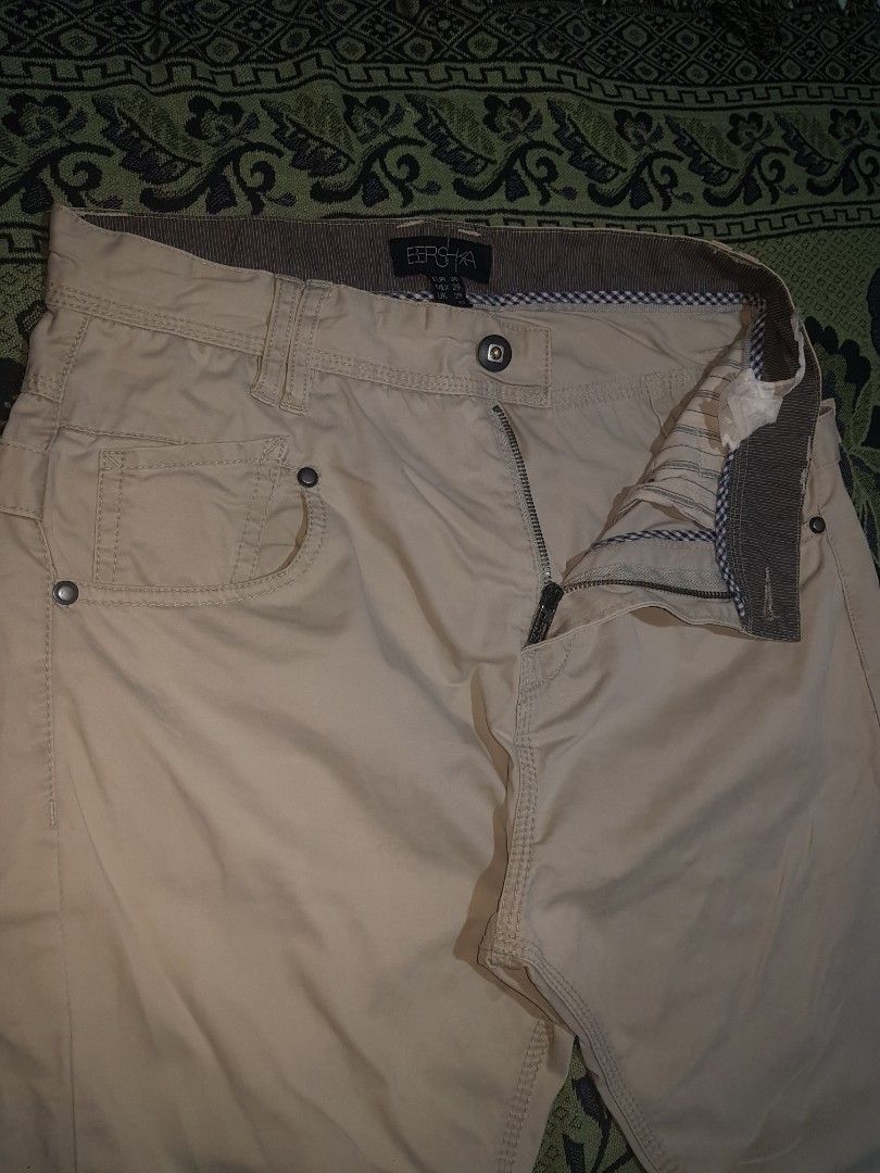 BERSHKA (Category: Jeans) located in Manila. Submitted by arttchive (Listing ID 1464911248, Image 3). Description: Bershka denim white pants Length: 42 Waist: 32 Leg hole: 7.5 Color rate: 9/10 Excellent condition ₱799+shipp Available✅.