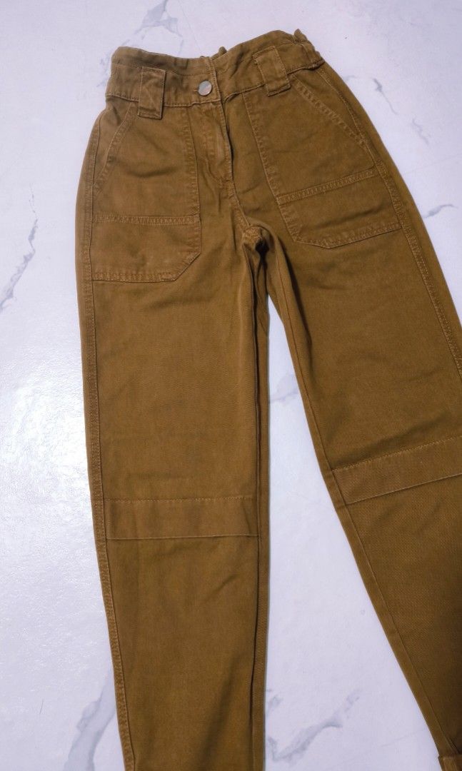 Bershka Cargo denim pants rolled cuff Original (Category: Jeans) located in Cavite. Submitted by csl_corner (Listing ID 1464800561, Image 2). Description: Bershka Cargo denim pants rolled cuff Original size small garterized waist 24-26 💯 Authentic Original.