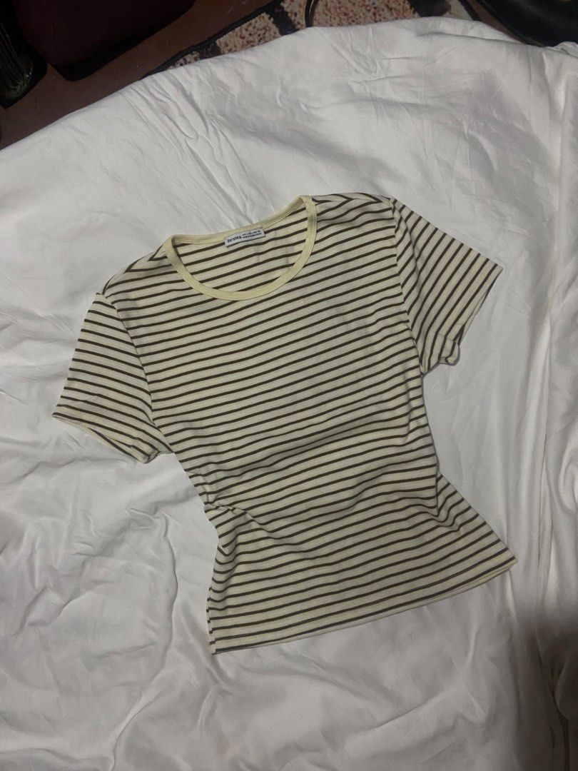 Bershka Fitted Yellow Stripes (Category: Shirts) located in Pasig City. Submitted by aeclosetco (Listing ID 1464929823, Image 1). Description: Location: Santolan Pasig City Mode of Payment - Gcash Notes: - Shipping fee is to be shouldered by the customer. Rules: - No Downpayment = No Reservation - Payment First - No COD - No cancellation once the order is confirmed - All Bogus/Joyjoy miner will be posted.