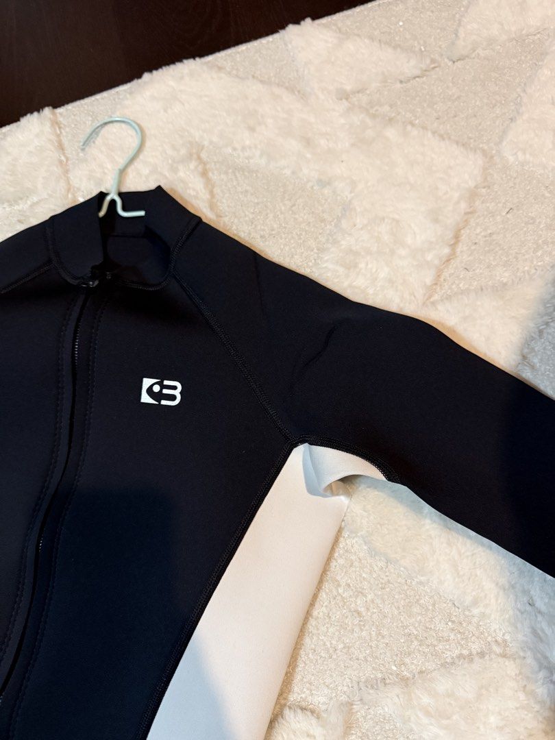 Besdive Black White Long Sleeve Wetsuit (Category: Rash guard) located in Mandaluyong City. Submitted by mauriscarla (Listing ID 1464942441, Image 3). Description: - Brand: Besdive - Colorway: Black and white with slimming contrast side panels - Design: Long sleeve with a convenient front zip closure - Material: Premium Yamamoto Japan neoprene on the arms for flexibility - Details: Clean stitching and minimal branding on the chest, back collar, a