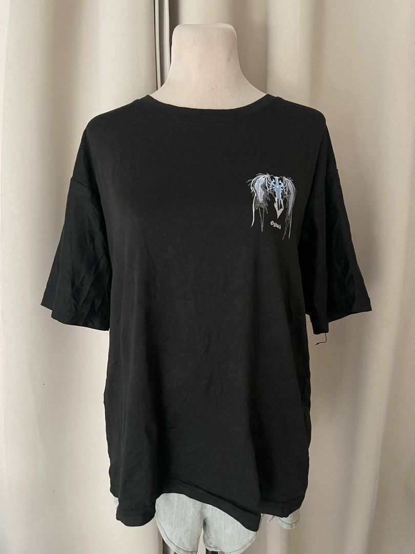 Black Graphic Tee (Category: Shirts) located in Cainta. Submitted by zlove111 (Listing ID 1464807714, Image 2). Description: - Material: Soft, comfortable cotton - Design: Small wing and sword graphic on left chest, massive gothic wing sword artwork on the back - Style: Great for daily wear, pairs easily with jeans or cargo pants large 20".