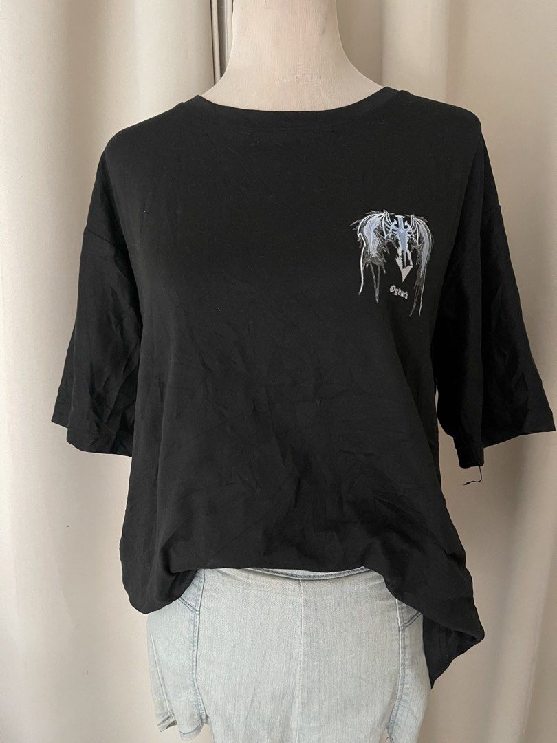 Black Graphic Tee (Category: Shirts) located in Cainta. Submitted by zlove111 (Listing ID 1464807714, Image 3). Description: - Material: Soft, comfortable cotton - Design: Small wing and sword graphic on left chest, massive gothic wing sword artwork on the back - Style: Great for daily wear, pairs easily with jeans or cargo pants large 20".