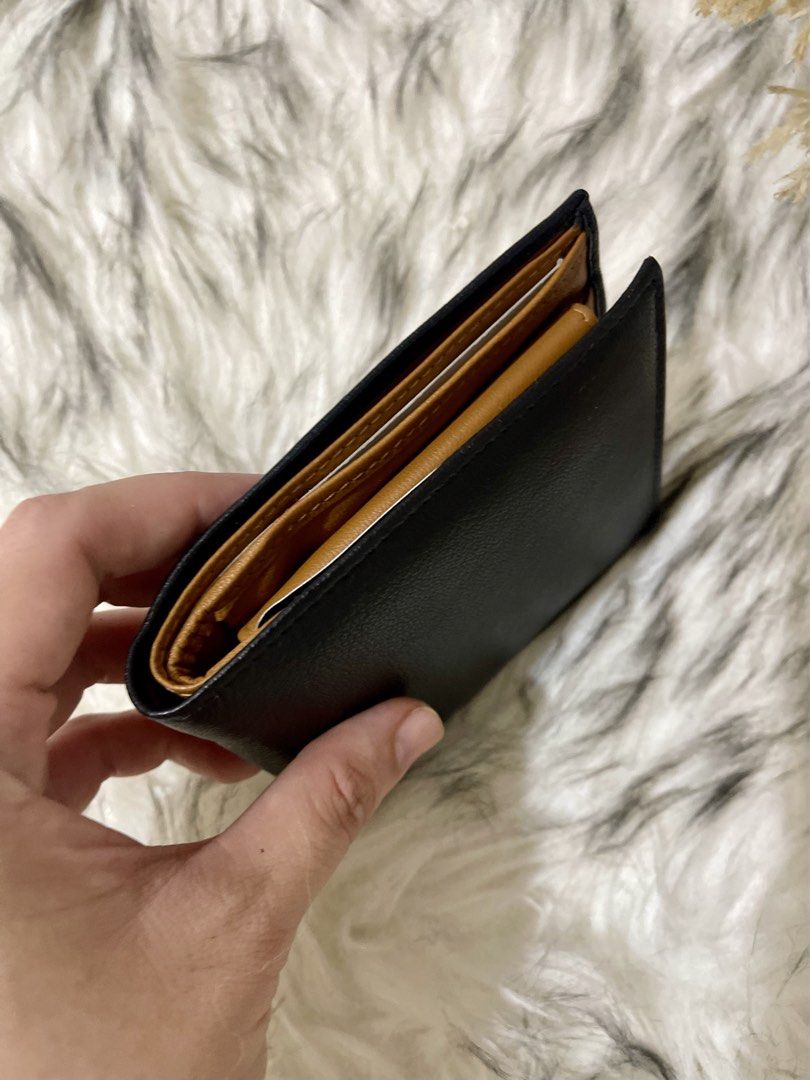 Black Leather Wallet for Men (Category: Wallets & Card Holders) located in Teresa. Submitted by savvyonbranded (Listing ID 1464878079, Image 2). Description: 4 x 4.5 inches.
