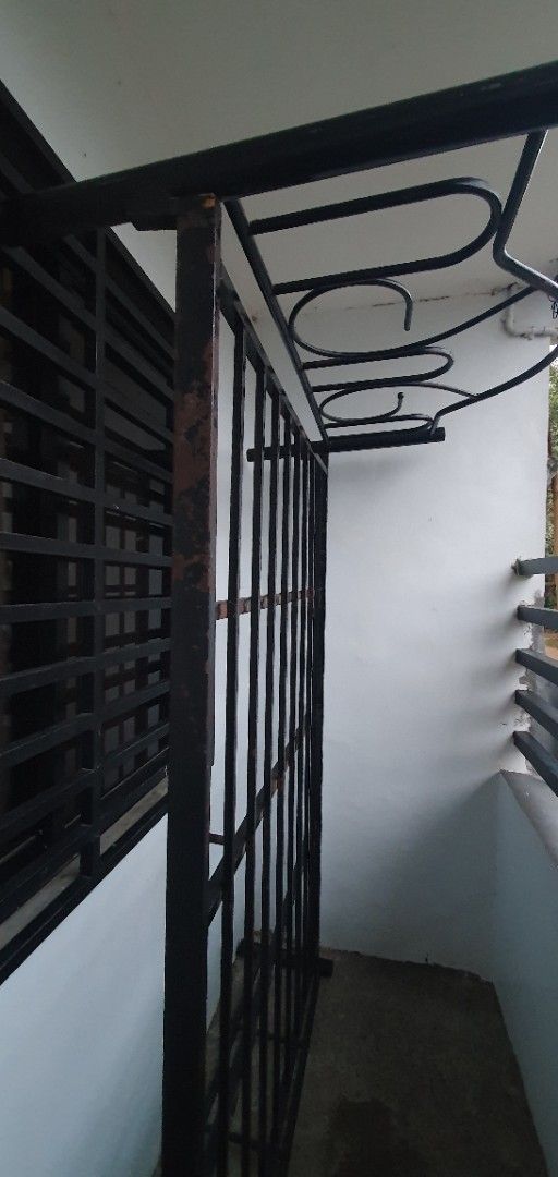 Black metal bed frame with slatted base (Category: Bed Frames & Mattresses) located in San Pablo. Submitted by nigobelen (Listing ID 1464894299, Image 2). Description: -Double 120x190 inches - Sturdy black metal bed frame with a classic scroll headboard - Built-in horizontal metal slats for reliable mattress support - Minor paint chips along the side rails from previous use - Dismantled and ready for quick pickup.